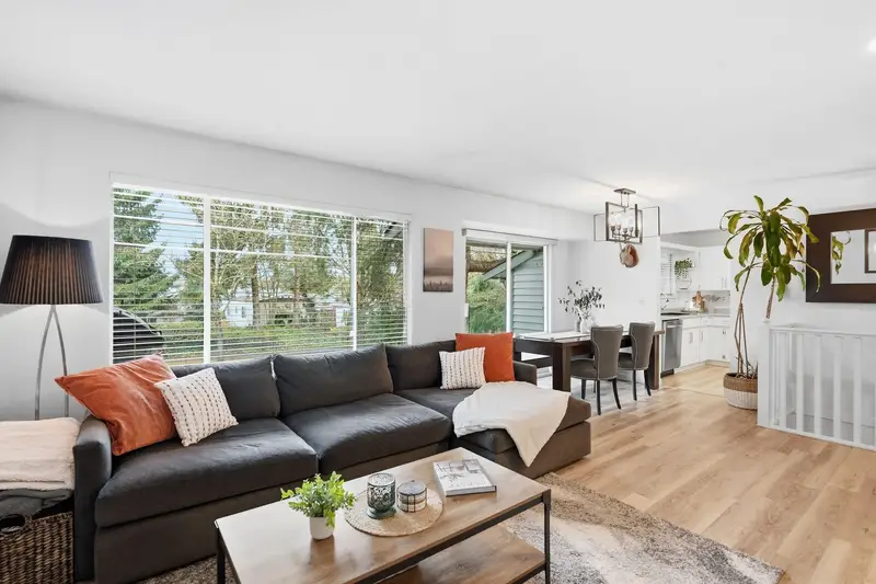 15848 20 AVENUE - photo 2 of 25