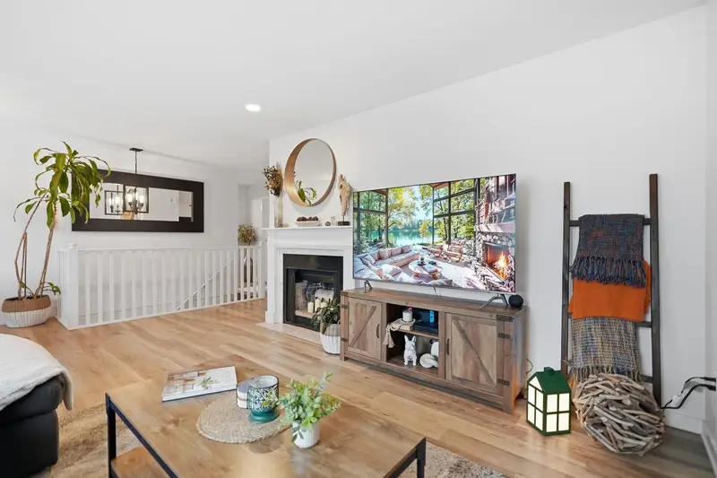 15848 20 AVENUE - photo 3 of 25