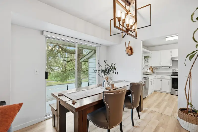 15848 20 AVENUE - photo 4 of 25