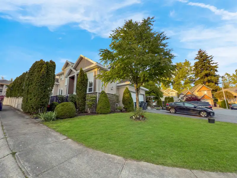 8158 152 STREET - photo 4 of 39