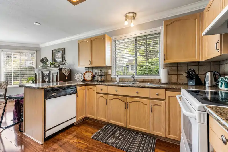29 3110 TRAFALGAR STREET - photo 4 of 31