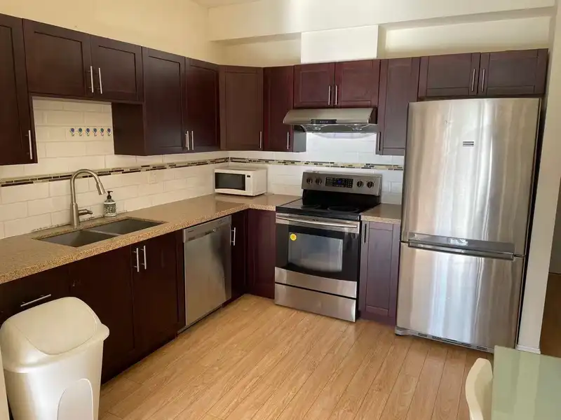 202 5655 INMAN AVENUE - photo 2 of 6