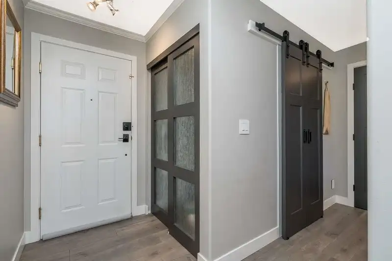 405 15325 17 AVENUE - photo 3 of 33