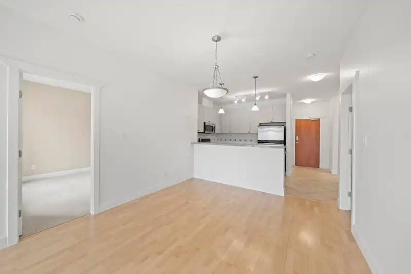 206 4211 BAYVIEW STREET - photo 4 of 40