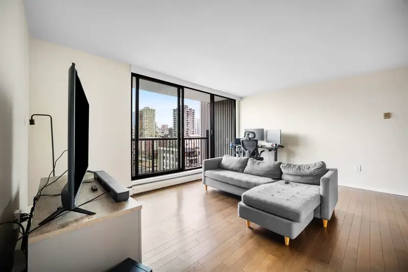 1702 1330 HARWOOD STREET - photo 4 of 37