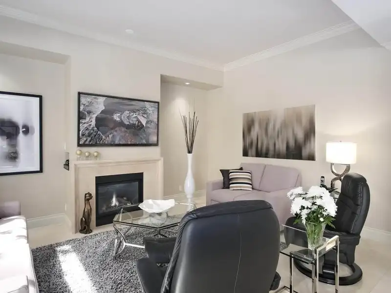 410 BEACH CRESCENT - photo 4 of 37