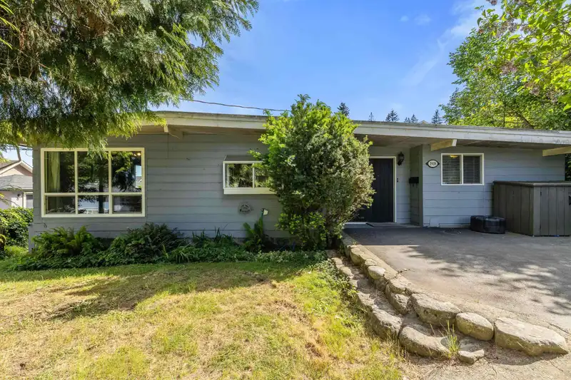 1908 WARWICK CRESCENT - photo 1 of 40