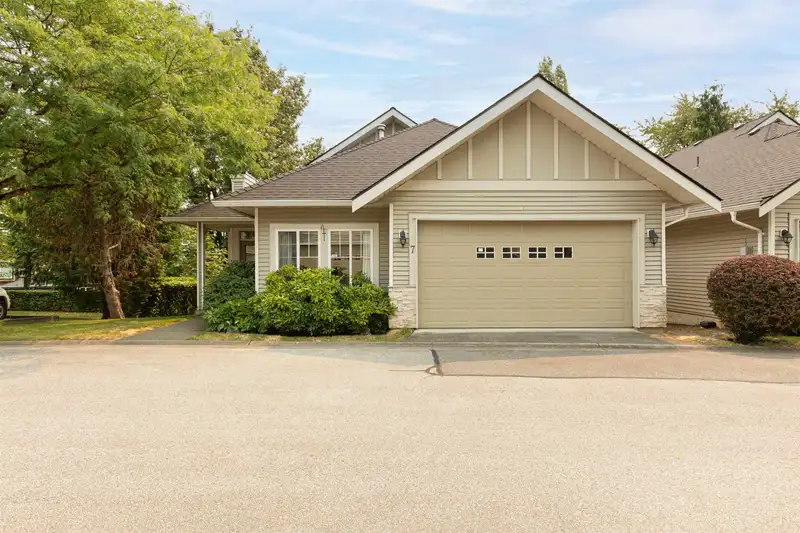 7 16920 80 AVENUE - photo 2 of 30