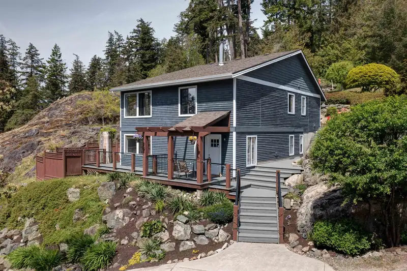 8362 REDROOFFS ROAD - photo 1 of 37