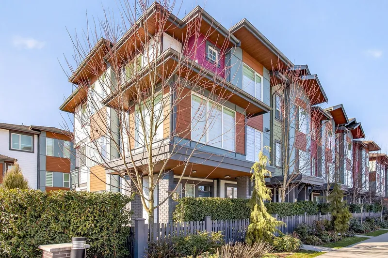 12 20763 76 AVENUE - photo 1 of 25