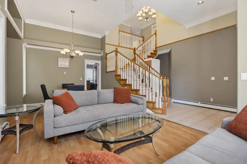 13791 62 AVENUE - photo 4 of 39