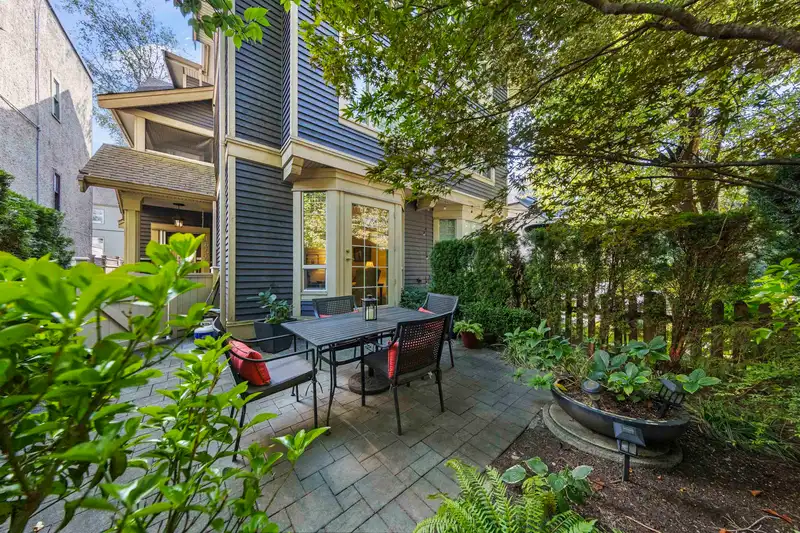 1654 W 10TH AVENUE - photo 2 of 36
