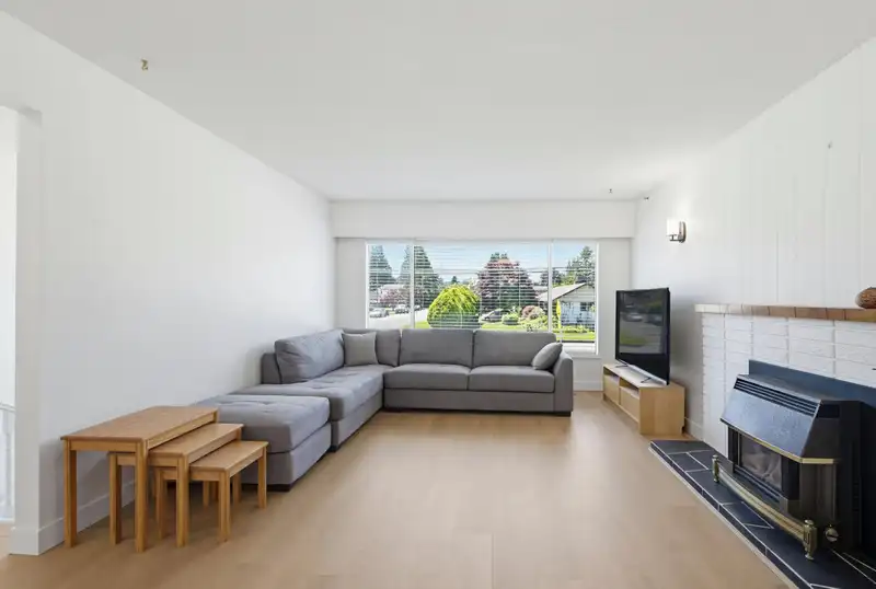 45271 BERNARD AVENUE - photo 4 of 40