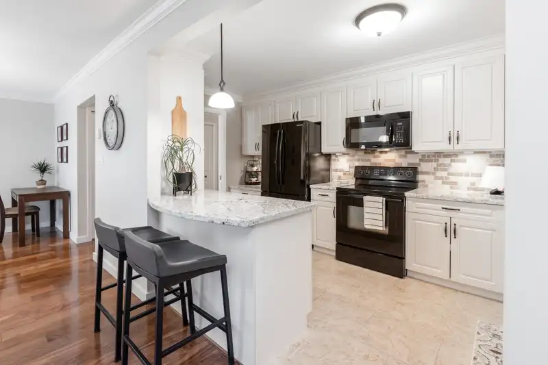304 1351 VIDAL STREET - photo 1 of 37