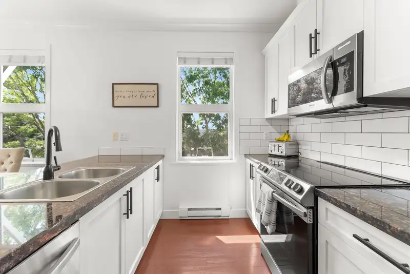 303 1375 VIEW CRESCENT - photo 3 of 24