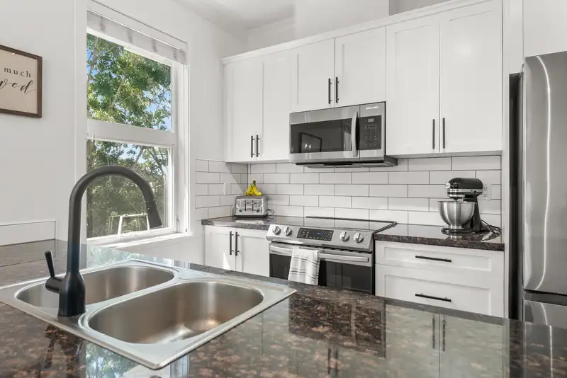 303 1375 VIEW CRESCENT - photo 4 of 24
