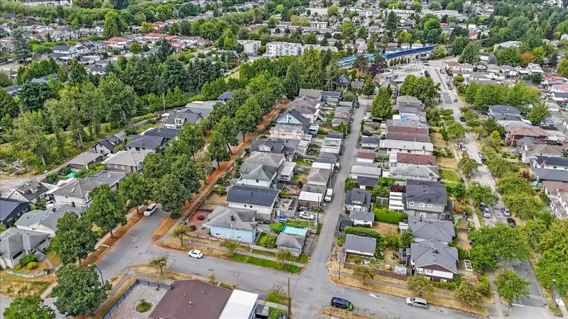 2593 E 25TH AVENUE - photo 3 of 10