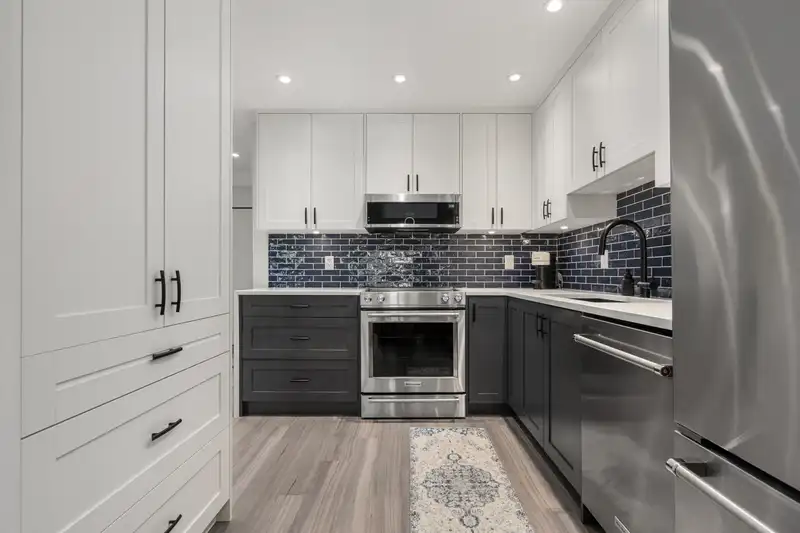 203 825 W 15TH AVENUE - photo 1 of 29