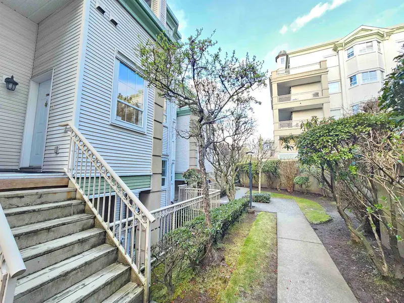 304 15258 105 AVENUE - photo 1 of 15