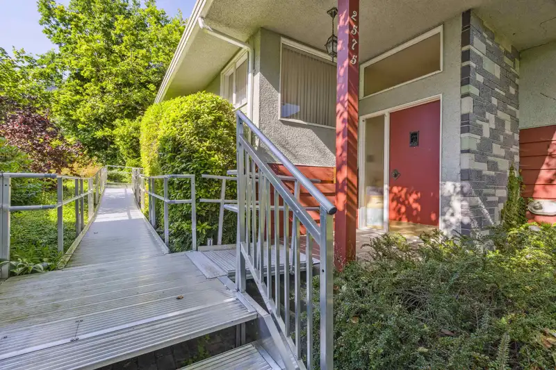 2575 QUEENS AVENUE - photo 3 of 40