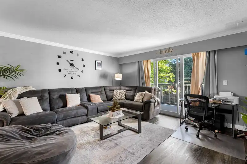 29 33293 E BOURQUIN CRESCENT - photo 1 of 27