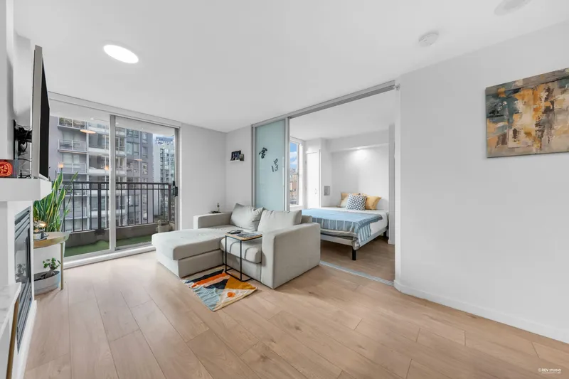 1001 989 RICHARDS STREET - photo 4 of 22