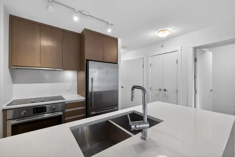 606 1009 HARWOOD STREET - photo 4 of 35