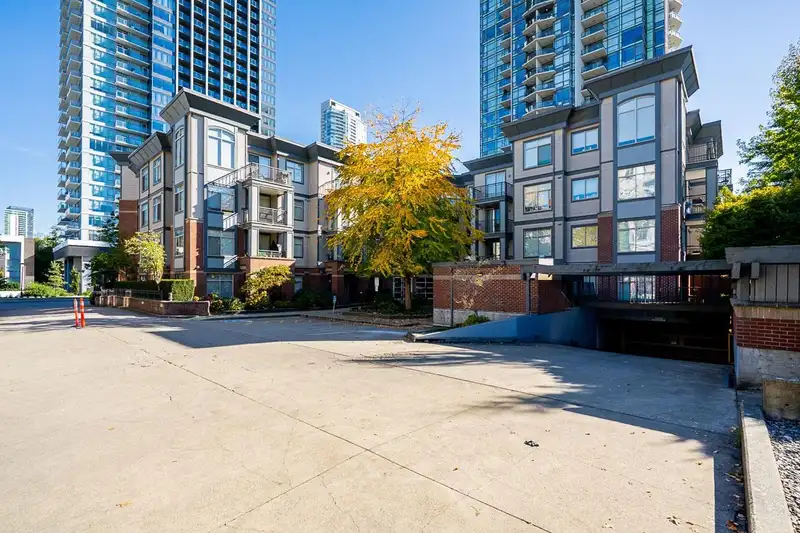 206 10455 UNIVERSITY DRIVE - photo 1 of 37
