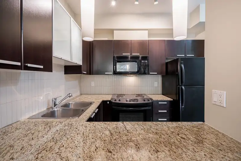 206 10455 UNIVERSITY DRIVE - photo 3 of 37