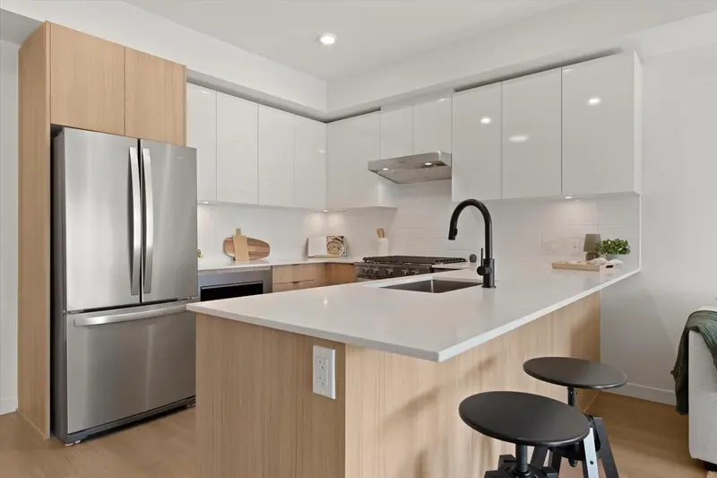 207 2277 HAWTHORNE AVENUE - photo 1 of 25