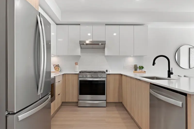 207 2277 HAWTHORNE AVENUE - photo 2 of 25