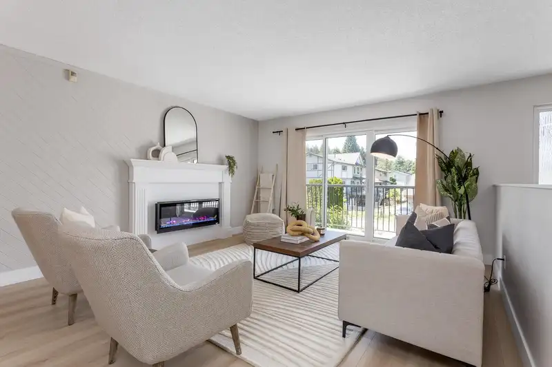 204 EDWARD CRESCENT - photo 2 of 40