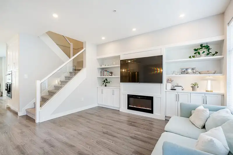 11 20327 72B AVENUE - photo 4 of 35