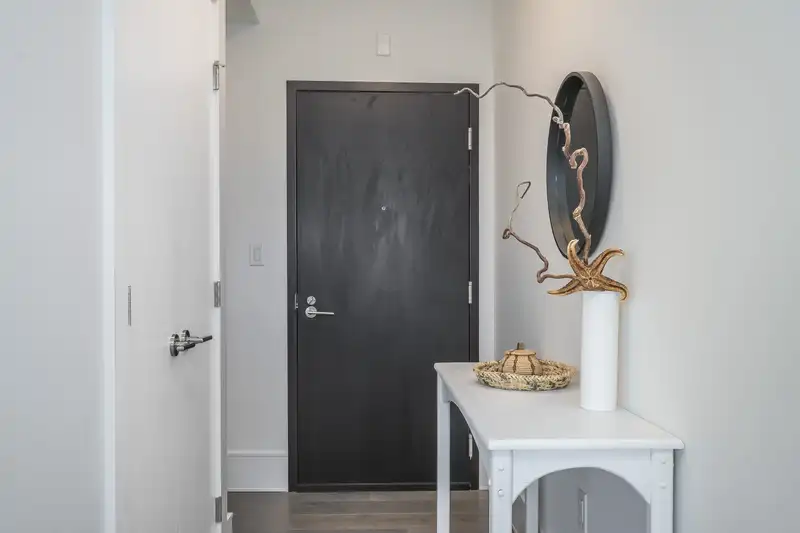 702 1500 MARTIN STREET - photo 2 of 25