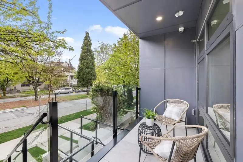 202 2135 E PENDER STREET - photo 2 of 26