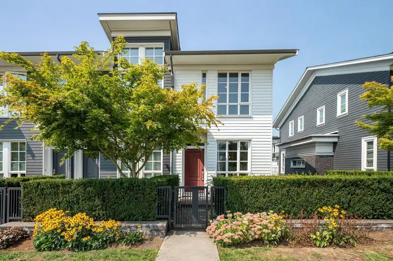 130 548 FOSTER AVENUE - photo 1 of 40