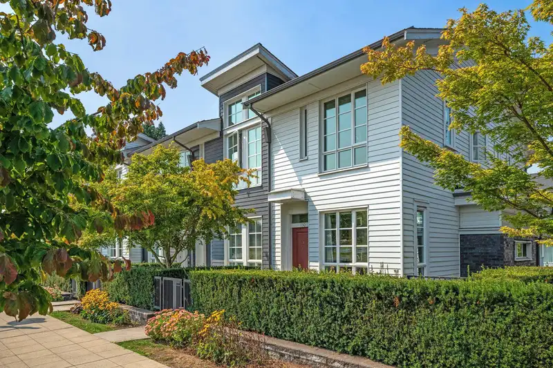130 548 FOSTER AVENUE - photo 2 of 40