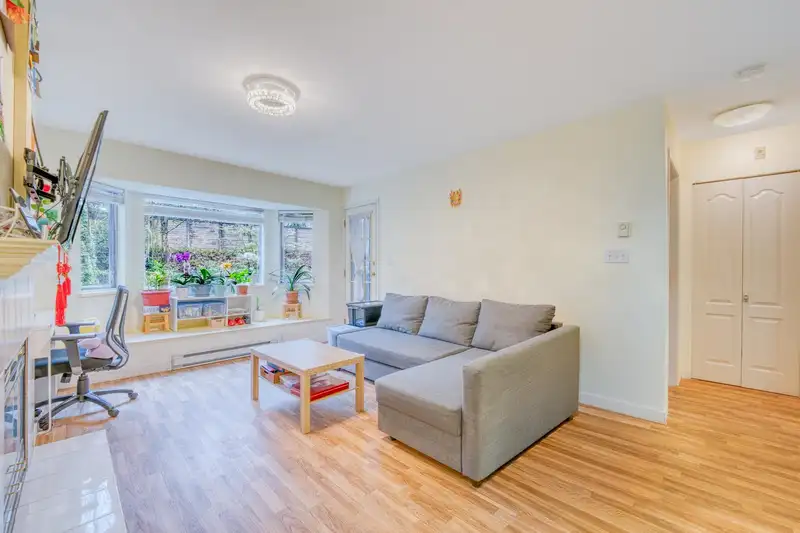 207 3738 NORFOLK STREET - photo 2 of 19