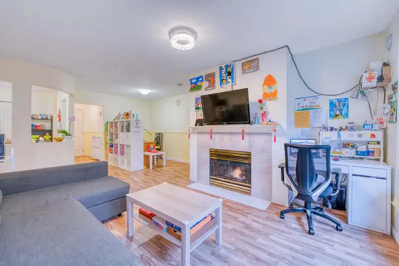 207 3738 NORFOLK STREET - photo 3 of 19