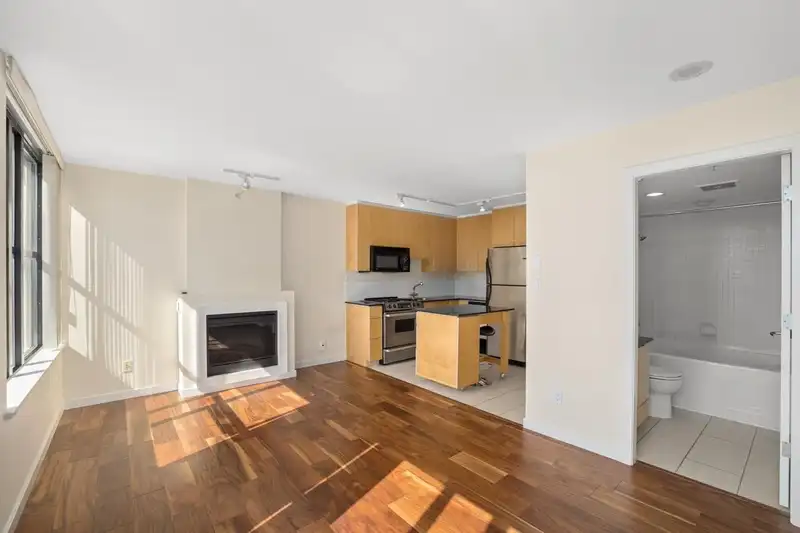 1004 989 BEATTY STREET - photo 3 of 19