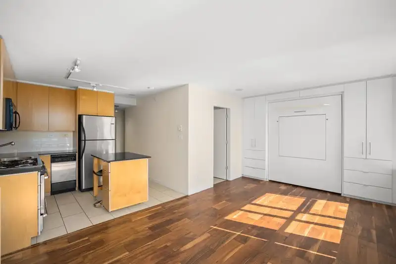 1004 989 BEATTY STREET - photo 4 of 19