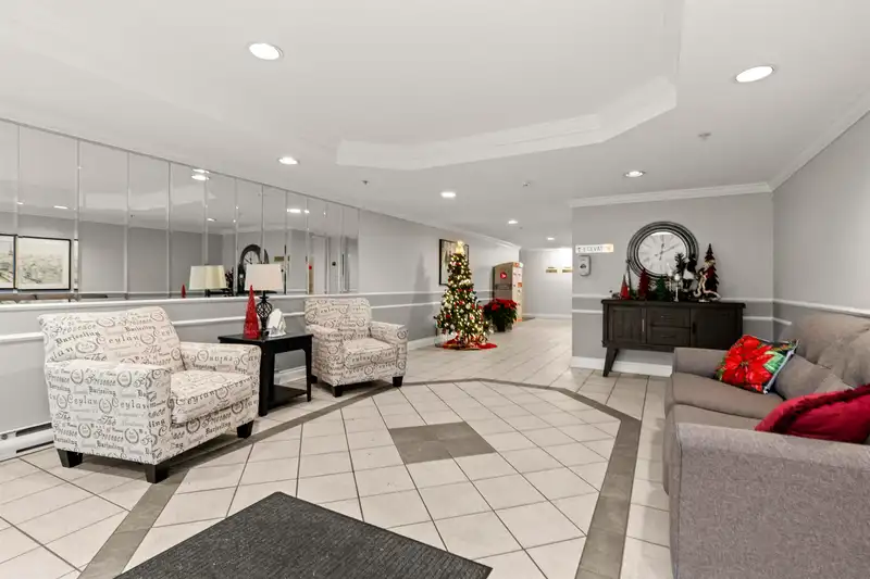 246 2451 GLADWIN ROAD - photo 4 of 40