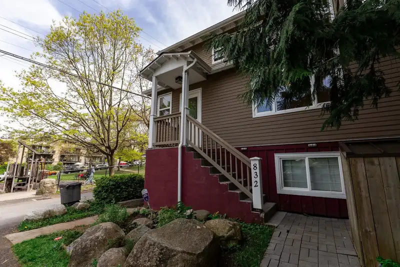 832 SALSBURY DRIVE - photo 4 of 40