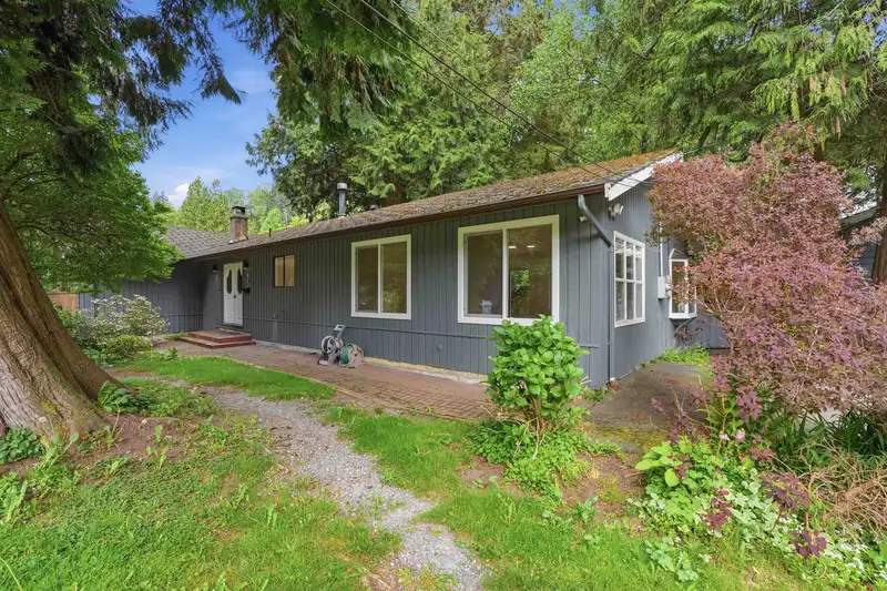 909 SEYMOUR BOULEVARD - photo 2 of 22