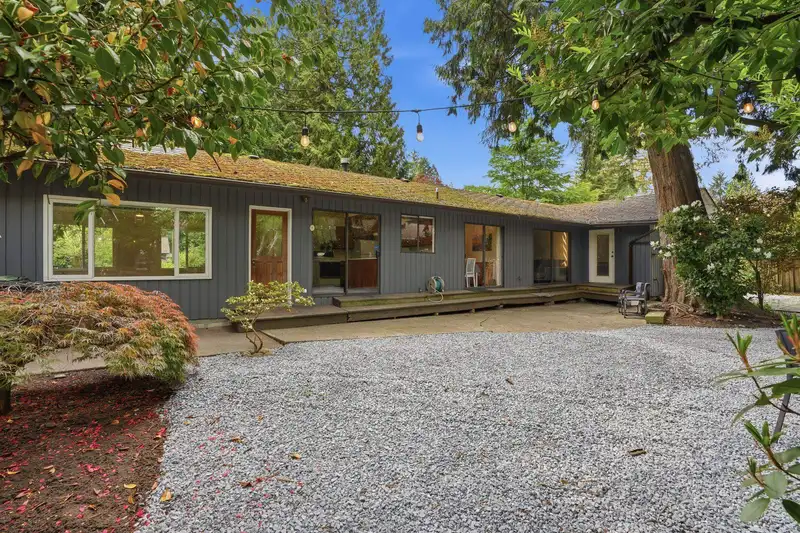 909 SEYMOUR BOULEVARD - photo 3 of 22