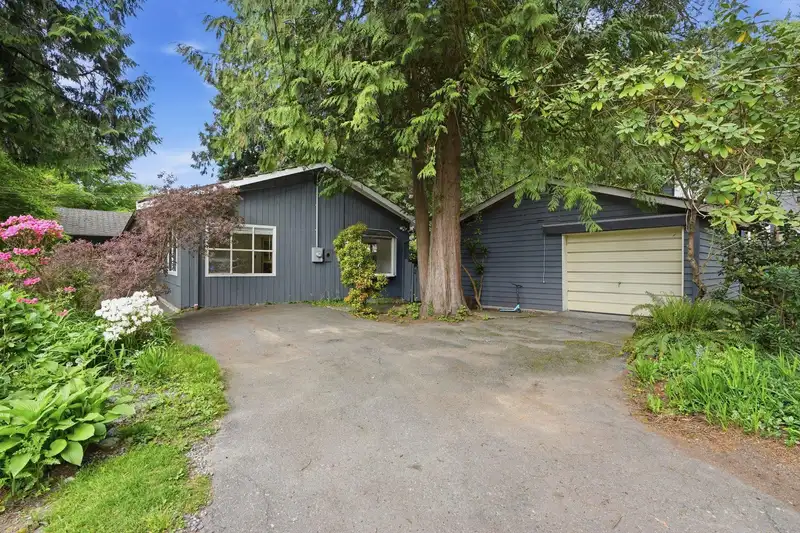 909 SEYMOUR BOULEVARD - photo 4 of 22