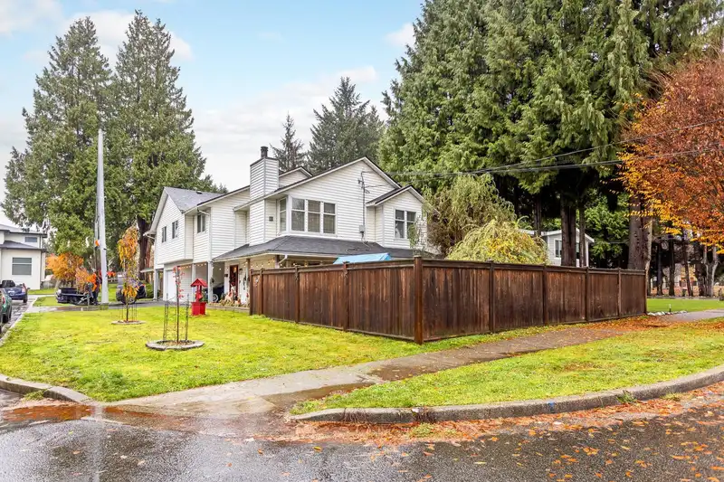 2920 COVENTRY CRESCENT - photo 2 of 40