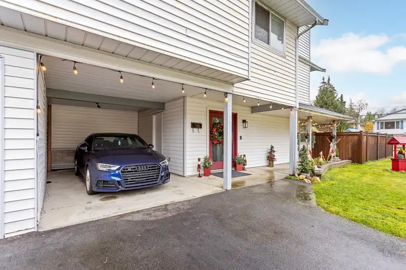2920 COVENTRY CRESCENT - photo 3 of 40