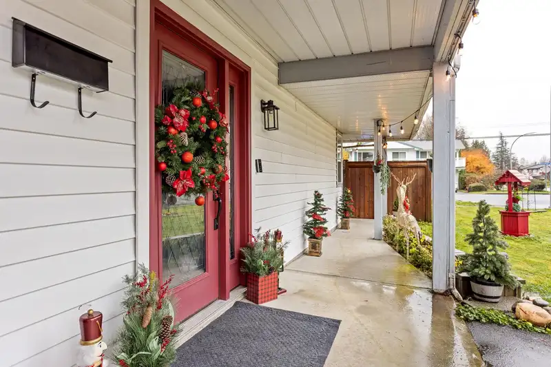 2920 COVENTRY CRESCENT - photo 4 of 40