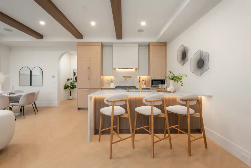 1 3391 VICTORIA DRIVE - photo 2 of 25